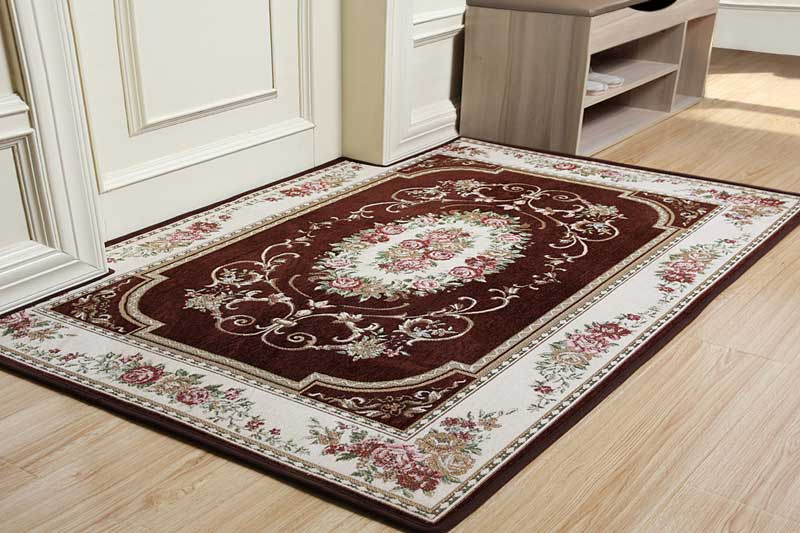 Синтетический ковер в прихожей